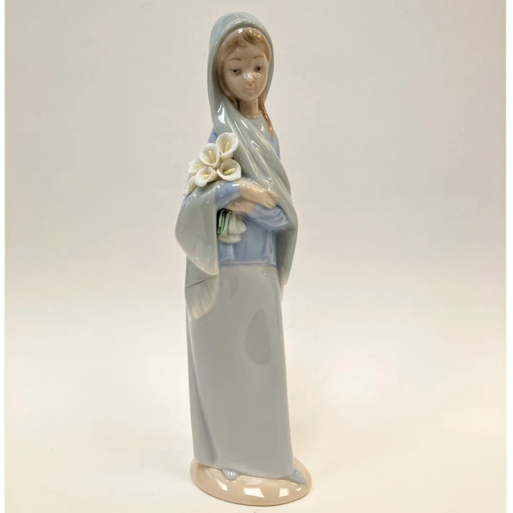 Lladro, Girl with Flowers